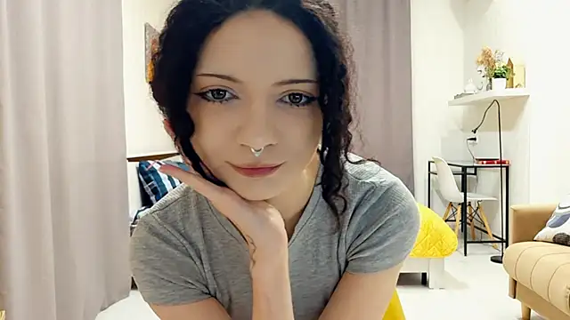 Snapshot of CinnamonCurl chatting on May 4, 11:45 pm CinnamonCurl online show from May 4, 11:45 pm