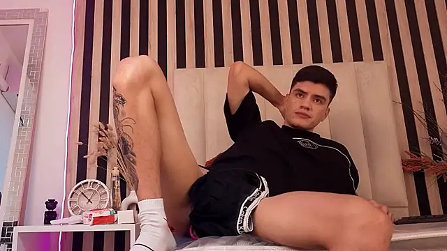 Snapshot of LeoTease chatting on May 17, 4:36 pm LeoTease online show from May 17, 4:36 pm