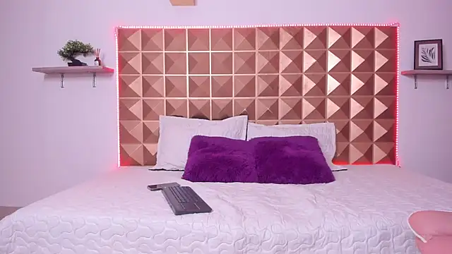 Snapshot of Naughty_Kat_ chatting on April 19, 3:39 am Naughty Kat online show from April 19, 3:39 am