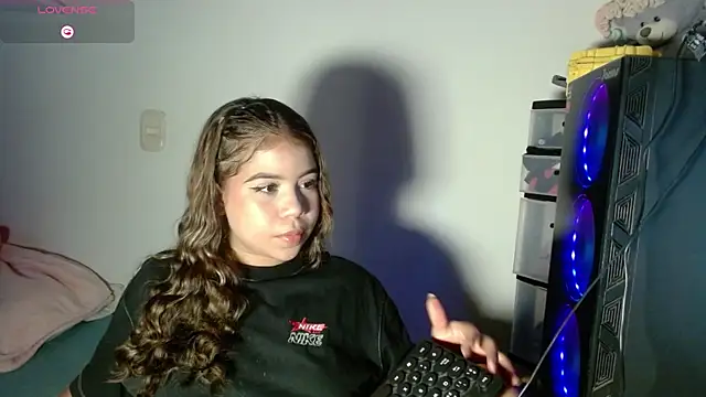 Snapshot of M1la_18 chatting on May 7, 3:56 am M1la 18 online show from May 7, 3:56 am