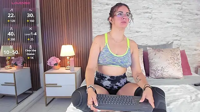 Snapshot of zoehiltonn chatting on May 9, 1:16 pm zoehiltonn online show from May 9, 1:16 pm