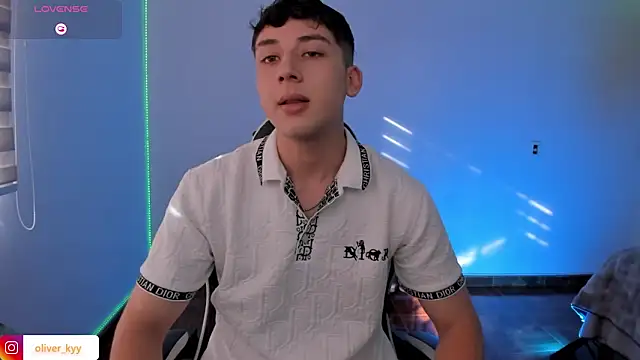 Snapshot of OLIVER_K chatting on May 29, 9:35 pm OLIVER K online show from May 29, 9:35 pm