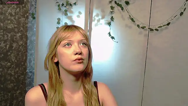 Snapshot of Lina_Wi chatting on May 1, 8:13 pm Lina Wi online show from May 1, 8:13 pm