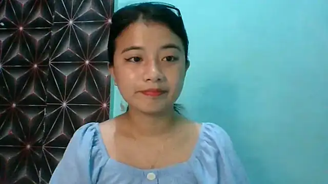 TenishaLaguire online show from April 22, 5:21 am