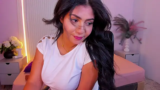 Snapshot of LucyWild8 chatting on May 19, 6:14 pm LucyWild8 online show from May 19, 6:14 pm