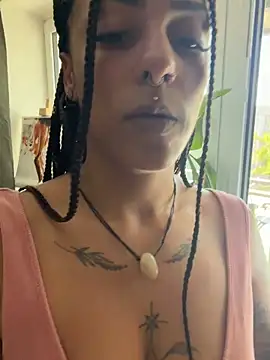 Snapshot of SweetPetiteNoir chatting on June 18, 2:10 pm SweetPetiteNoir online show from June 18, 2:10 pm