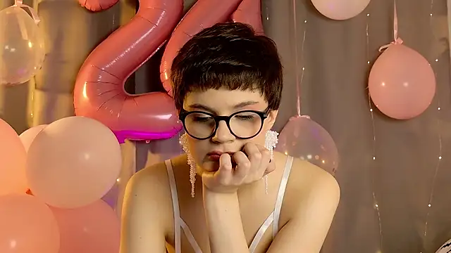 Snapshot of JunneWerss chatting on May 8, 8:25 pm JunneWerss online show from May 8, 8:25 pm