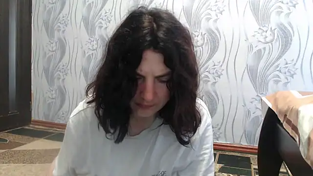 Snapshot of AlinaxJames chatting on June 4, 10:10 am AlinaxJames online show from June 4, 10:10 am