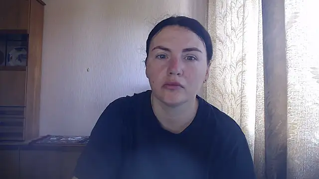 Snapshot of AlinaxJames chatting on June 24, 8:13 am AlinaxJames online show from June 24, 8:13 am