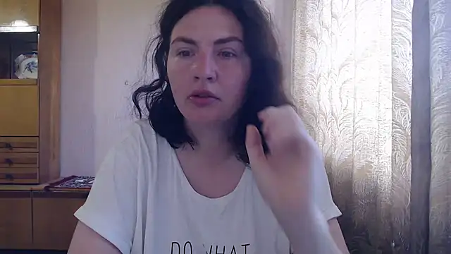 Snapshot of AlinaxJames chatting on July 9, 8:07 am AlinaxJames online show from July 9, 8:07 am