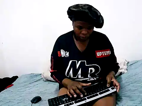 Snapshot of Sexydarkladyxx chatting on April 25, 8:17 am Sexydarkladyxx online show from April 25, 8:17 am