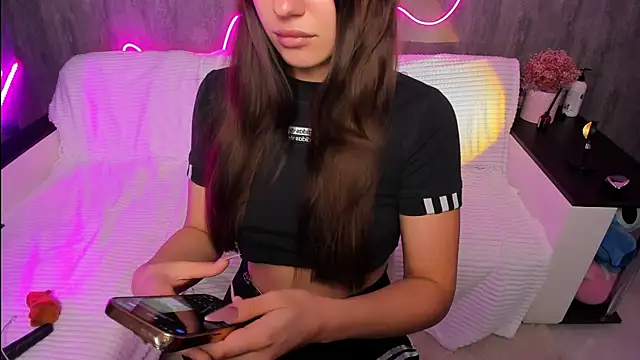 Snapshot of Elle_goldman chatting on June 23, 4:05 pm Elle goldman online show from June 23, 4:05 pm
