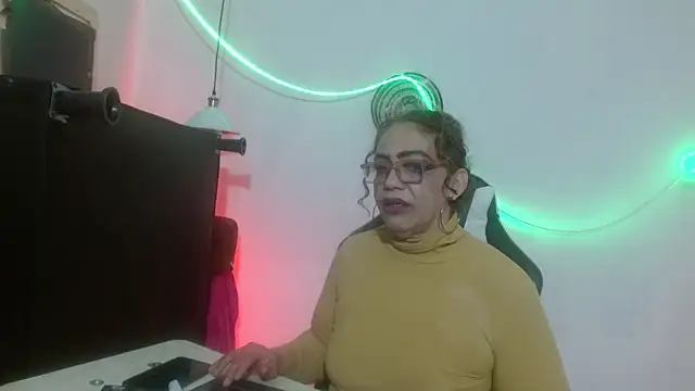 Snapshot of Sweet-Mommy-Milf chatting on May 14, 11:44 pm Sweet-Mommy-Milf online show from May 14, 11:44 pm