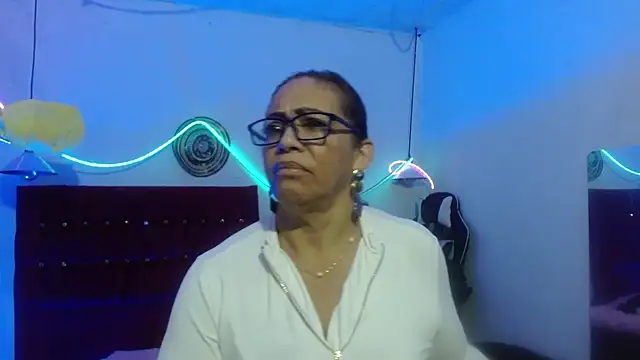 Snapshot of Sweet-Mommy-Milf chatting on May 28, 12:52 am Sweet-Mommy-Milf online show from May 28, 12:52 am