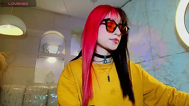 Snapshot of Moon_Red_r chatting on July 9, 8:02 pm Moon Red r online show from July 9, 8:02 pm
