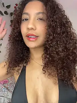 Snapshot of Daphnne_Curly chatting on June 19, 1:32 am Daphnne Curly online show from June 19, 1:32 am