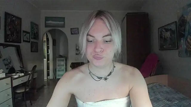 Snapshot of milliKira006 chatting on August 3, 4:22 pm milliKira006 online show from August 3, 4:22 pm