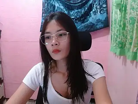 Snapshot of Sweetsexylady19 chatting on May 6, 12:21 pm Sweetsexylady19 online show from May 6, 12:21 pm
