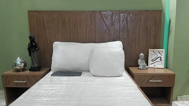 Snapshot of LunaDelux0 chatting on May 15, 12:34 pm LunaDelux0 online show from May 15, 12:34 pm