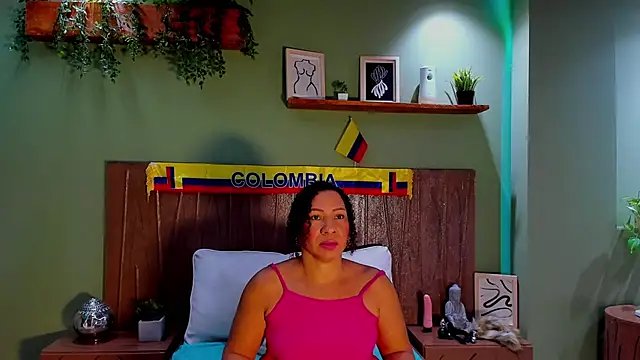 Snapshot of LunaDelux0 chatting on June 12, 1:43 pm LunaDelux0 online show from June 12, 1:43 pm