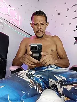 Snapshot of El_junior21 chatting on June 8, 6:19 pm El junior21 online show from June 8, 6:19 pm