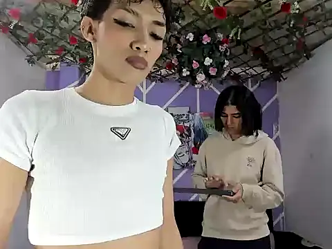Snapshot of DAHNE_HOT_ chatting on June 8, 1:22 pm DAHNE HOT online show from June 8, 1:22 pm
