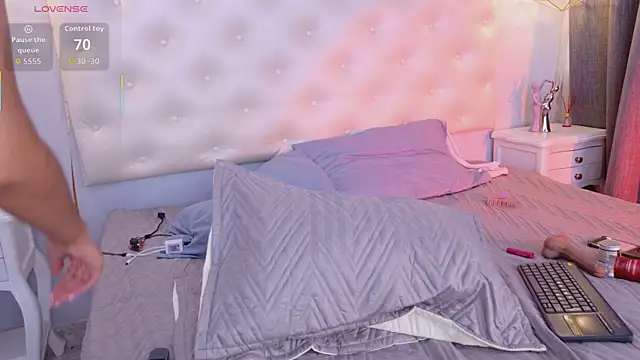 Snapshot of ninaavelvett chatting on April 24, 12:29 pm ninaavelvett online show from April 24, 12:29 pm