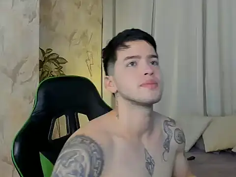 Snapshot of RONNY_COLTON chatting on May 3, 11:22 pm RONNY COLTON online show from May 3, 11:22 pm