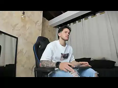 Snapshot of RONNY_COLTON chatting on May 19, 10:32 am RONNY COLTON online show from May 19, 10:32 am
