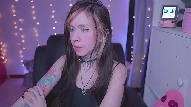 Snapshot of -VKatt chatting on May 4, 3:24 am -VKatt online show from May 4, 3:24 am