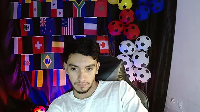 Snapshot of dante_18cm_ chatting on July 18, 12:15 am dante 18cm online show from July 18, 12:15 am