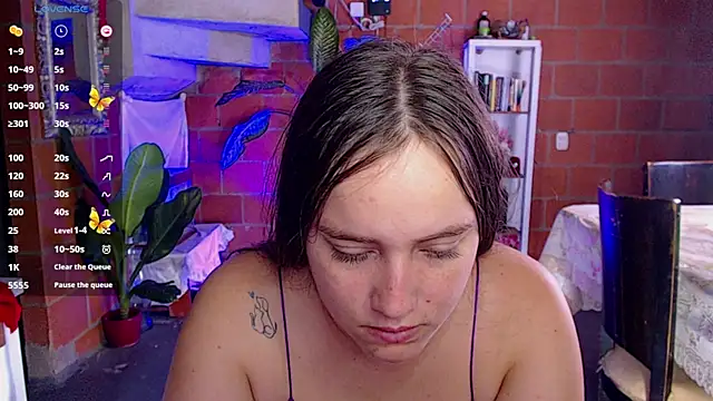 Snapshot of Valerymoon19 chatting on June 18, 6:34 pm Valerymoon19 online show from June 18, 6:34 pm