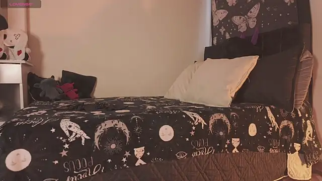 Snapshot of atena_hill_ chatting on June 9, 7:47 pm atena hill online show from June 9, 7:47 pm