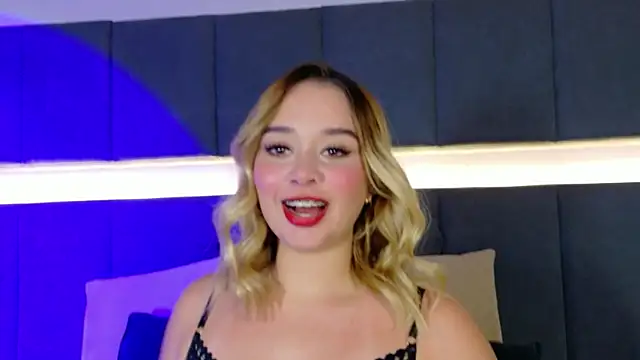 Snapshot of Sofia_pamela_ chatting on May 19, 8:15 pm Sofia pamela online show from May 19, 8:15 pm