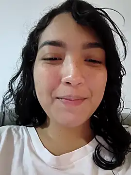 Snapshot of Thanilopera chatting on May 5, 7:11 pm Thanilopera online show from May 5, 7:11 pm