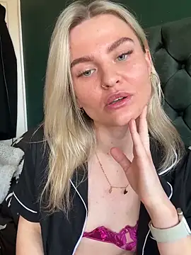 kinkykitty21 online show from April 22, 10:06 am