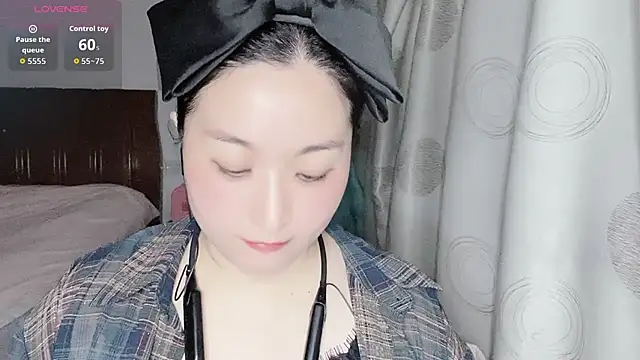 Snapshot of D-Misslu chatting on April 28, 11:48 am D-Misslu online show from April 28, 11:48 am