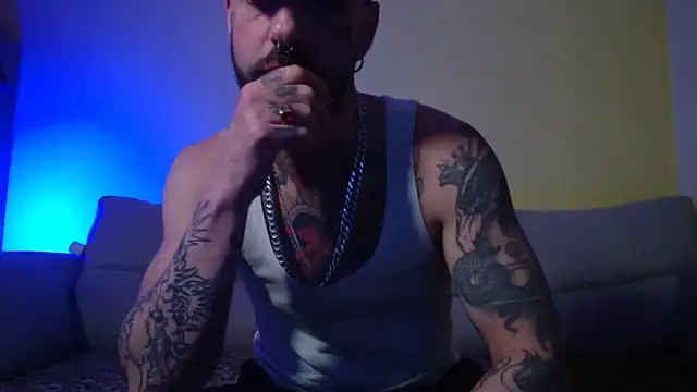 Snapshot of DuroHustler chatting on May 5, 8:28 pm DuroHustler online show from May 5, 8:28 pm