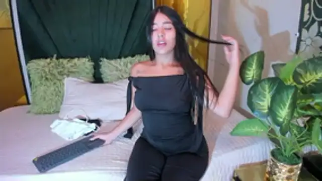 Snapshot of Babyemily18_ chatting on May 30, 1:19 pm Babyemily18 online show from May 30, 1:19 pm