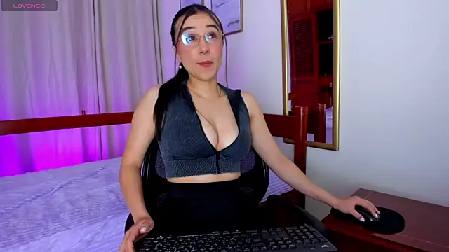 Snapshot of Elisabetta_Amour chatting on May 25, 10:10 am Elisabetta Amour online show from May 25, 10:10 am