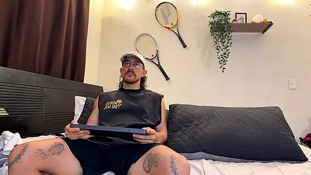 Snapshot of Aaron_wheel chatting on June 5, 2:07 am Aaron wheel online show from June 5, 2:07 am