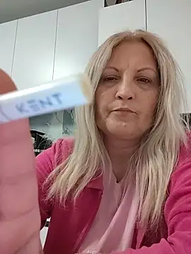 Snapshot of Divineblond chatting on April 22, 10:22 pm Divineblond online show from April 22, 10:22 pm