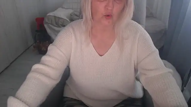 Snapshot of Divineblond chatting on April 23, 2:30 pm Divineblond online show from April 23, 2:30 pm