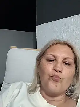 Snapshot of Divineblond chatting on April 24, 6:21 pm Divineblond online show from April 24, 6:21 pm