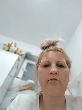 Snapshot of Divineblond chatting on April 28, 5:51 pm Divineblond online show from April 28, 5:51 pm