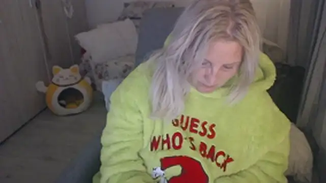 Snapshot of Divineblond chatting on April 29, 6:25 pm Divineblond online show from April 29, 6:25 pm