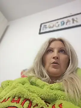 Snapshot of Divineblond chatting on April 30, 6:25 pm Divineblond online show from April 30, 6:25 pm