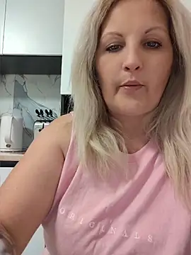 Snapshot of Divineblond chatting on May 6, 8:47 pm Divineblond online show from May 6, 8:47 pm