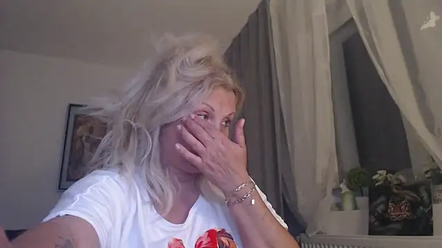 Snapshot of Divineblond chatting on May 8, 11:43 pm Divineblond online show from May 8, 11:43 pm