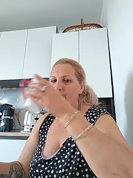 Snapshot of Divineblond chatting on May 11, 3:18 pm Divineblond online show from May 11, 3:18 pm